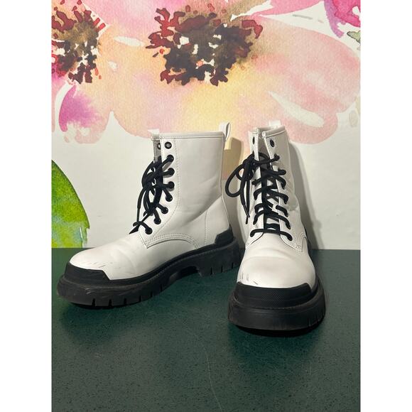 LiLiana Women's White/ Black Unlined Combat Boots, Size 7 1/2 Lace Up Chunky - Picture 3 of 8
